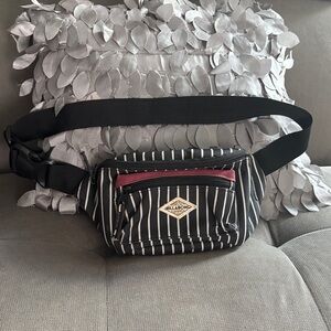 ❤️Billabong Women’s Black and White Striped Belt Bag
